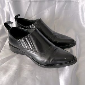 Leather black pointed toe shoes